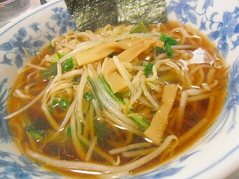 チンゲン菜ともやし入りラーメン